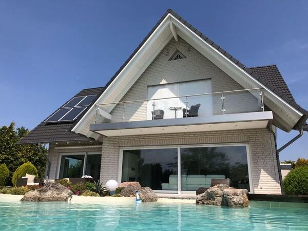 Modernes Haus mit Pool