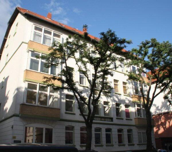 Mehrfamilienhaus mit 11 Wohneinheiten und 9 Garagen in Braunschweig