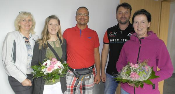 Lächelnde Familie mit Blumen
